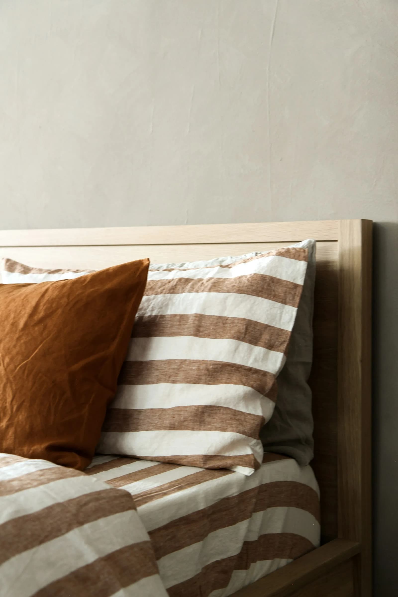 Pormenor de almofadas e roupa de cama em linho